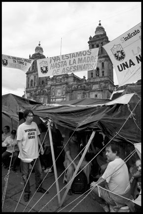 Workers live in tents in the planton, or Occupy-style encampment they set up in the Zocalo. (Photo: David Bacon)
